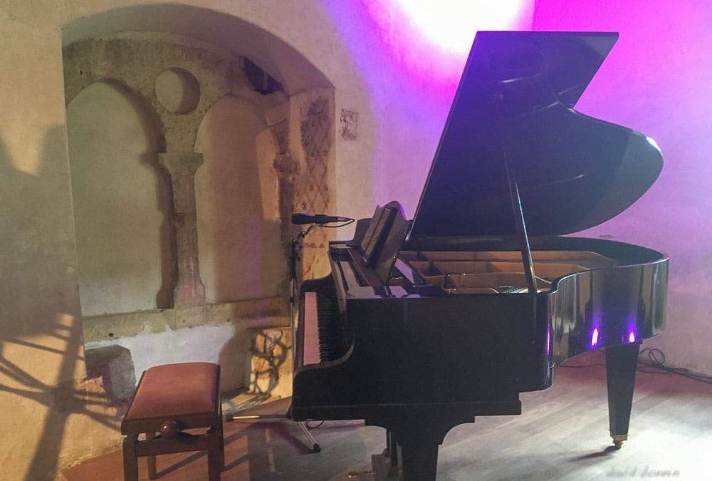 david bonnin avec Marjorie Lantz au chant à Romainmôtier-Envy, Suisse