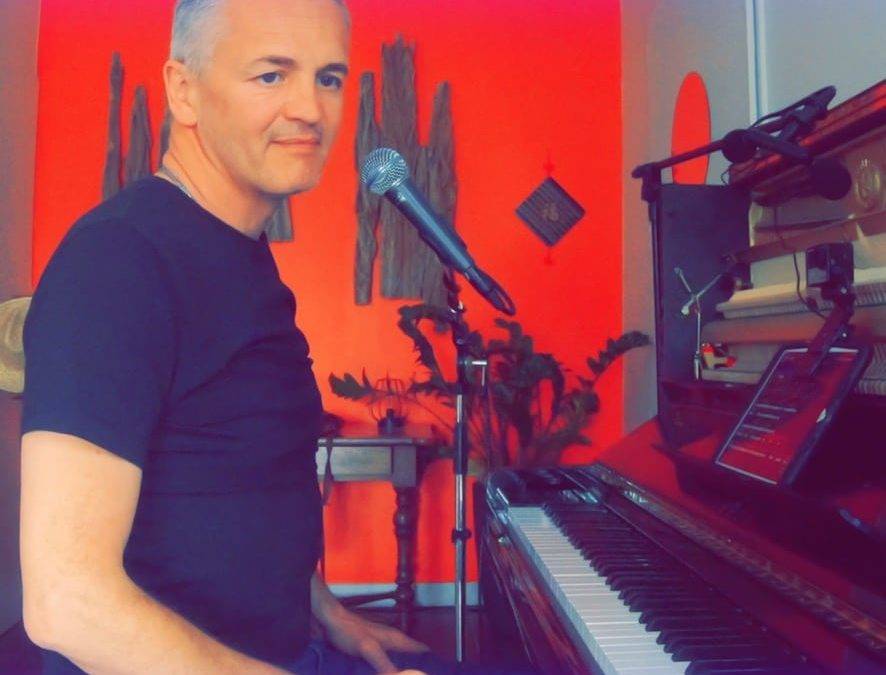 Pianiste chanteur en Rhône-Alpes, en suisse, david bonnin reprend La Vie En Rose