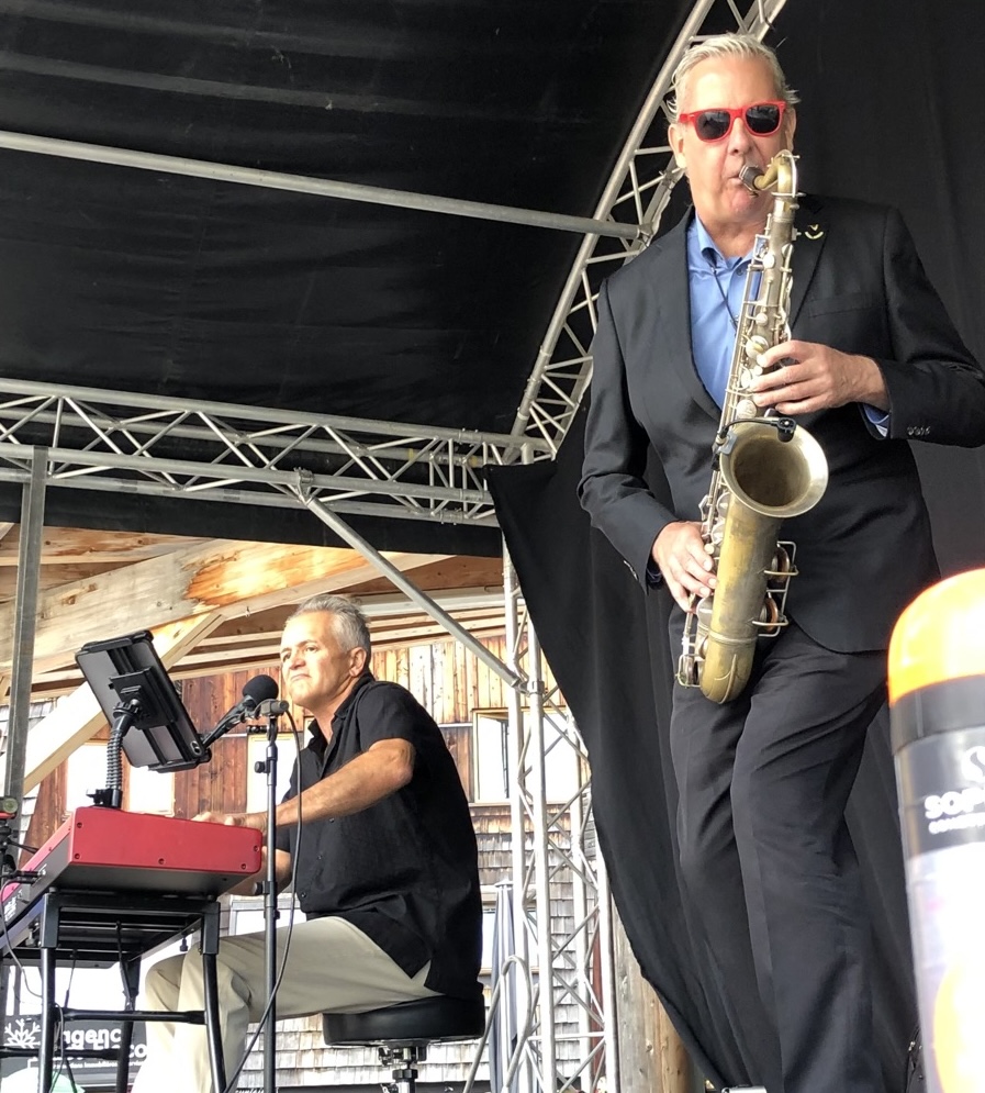 Moments festifs avec le duo jazz Blow Up à Avoriaz, interaction avec le public et musique live