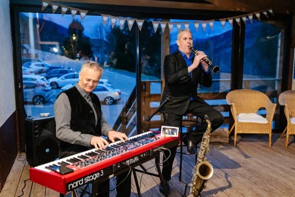 Jérôme Nicolas au saxophone et David BONNIN piano chant duo jazz mariage Isère