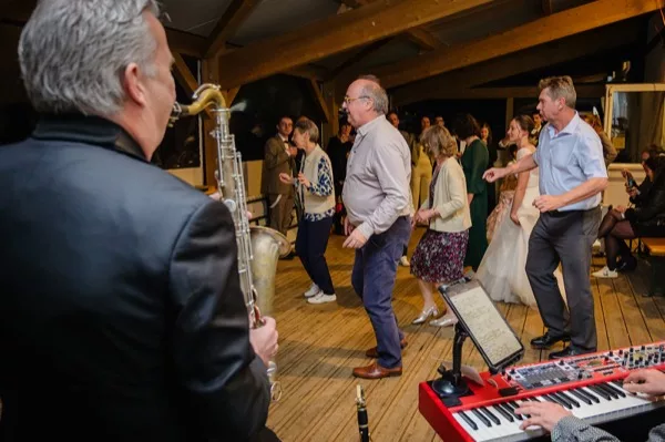 Invités chantant et dansant lors du cocktail animé par duo jazz mariage Isère Blow Up à L’Essentiel”