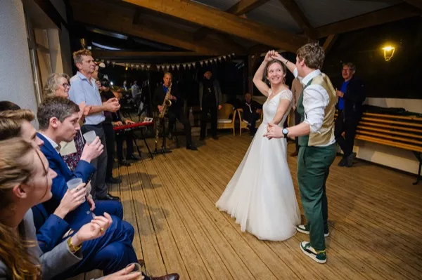  Ambiance élégante et conviviale lors du mariage de Lola et JB en Isère