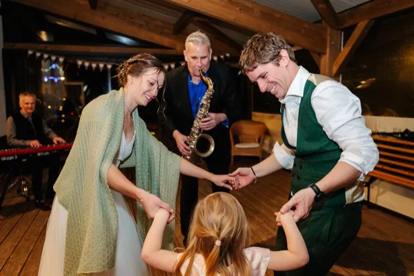 Cocktail de mariage en montagne avec musique live à L’Essentiel, Fond de France