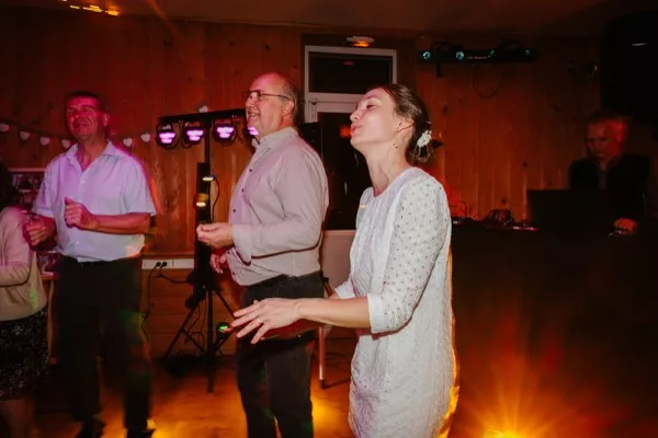 Mariés et invités dansant sur la piste avec animation musicale Blow Up et DJ DeeBee, soirée en Isère