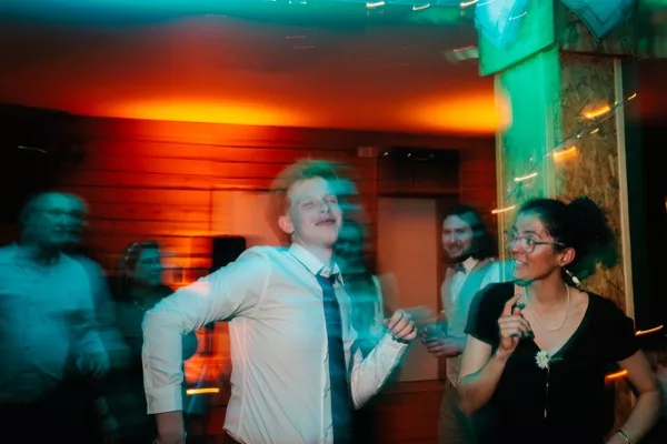 Ambiance festive et danse au mariage en Isère avec duo live Blow Up et DJ DeeBee