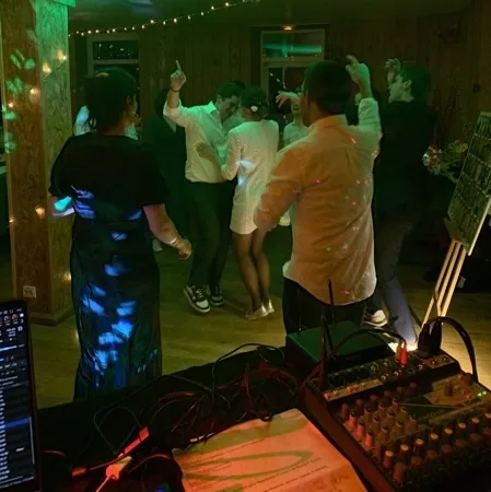 DJ DeeBee et duo jazz Blow Up pour soirée dansante de mariage à L’Essentiel, Haut Bréda