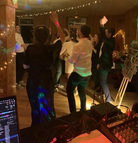 Fête et musique live pour mariage en montagne avec Blow Up et DJ DeeBee, duo jazz mariage Isère